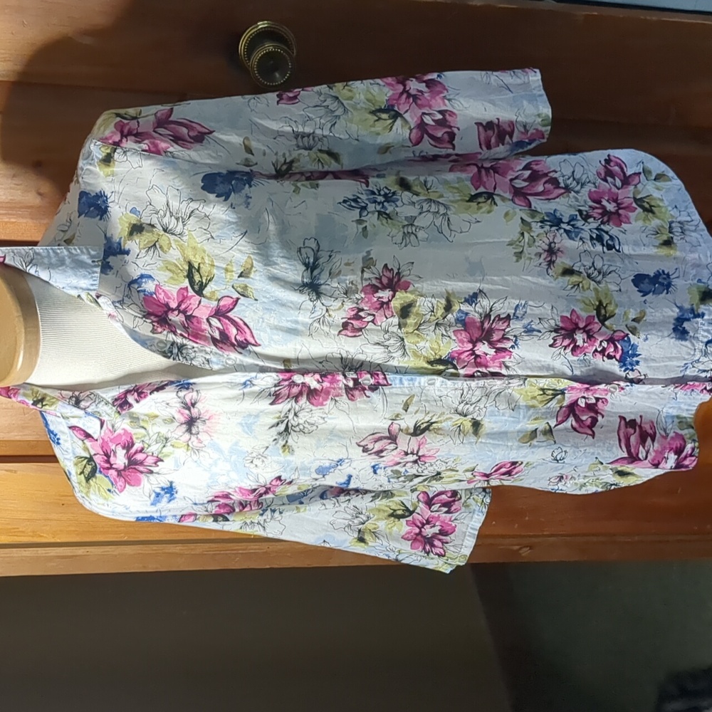 NORTHERN REFLECTIONS* white cotton floral button front collared 3/4 sleeve blous